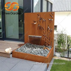 コールテンスチールの裏庭の池