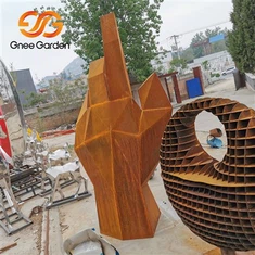 モダンなメタルガーデンの彫刻