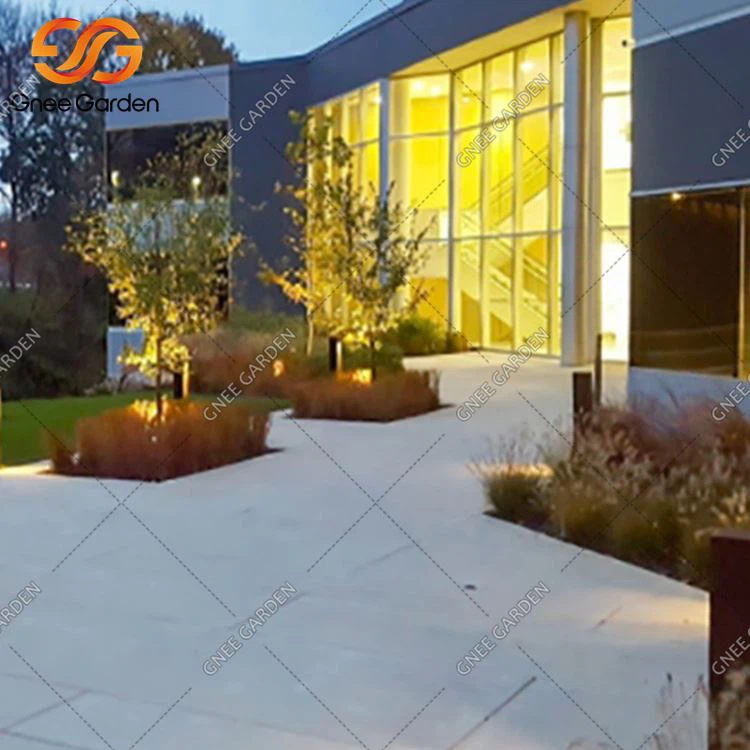 モダンな柱屋外ライト。