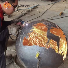 屋外のコルテン鋼火災球:ウッドランドシーン